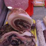 Per il resto qui a dominare � naturalmente la carne. Nicola ci mostra u petr�ne (la ventresca). �� una delle mie specialit� � afferma orgoglioso -: � un pezzo di carne che, conservato nella pietra con il sale, diventa una sorta di pancetta stagionata�
